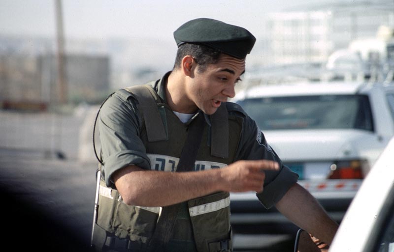 Fahrzeugkontrolle soldat